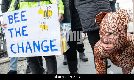Berlino, Germania. 06 Maggio, 2019. Membri e sostenitori dell'estinzione della ribellione movimento dimostrare nel quartiere del governo sotto il motto è la morte alla porta mentre una donna vestita come un leopardo si insinua attraverso i ranghi. L occasione è il nuovo rapporto delle Nazioni Unite sulla biodiversità. Secondo lo studio, fino a un massimo di un milione di specie animali e vegetali minacciate di estinzione. Credito: Paolo Zinken/dpa/Alamy Live News Foto Stock