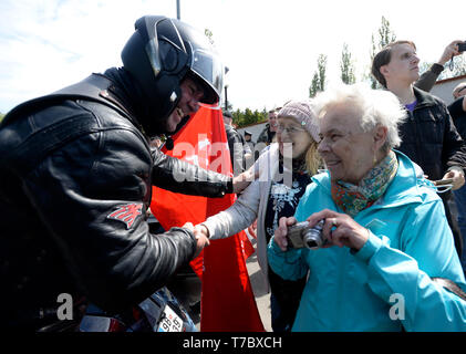 Praga, Repubblica Ceca. 06 Maggio, 2019. Donne benvenuti un membro della notte lupi, Russo moto club nazionalista, per rendere omaggio alla Red Army War morti dalla Seconda guerra mondiale nel cimitero di Olsany a Praga, nella Repubblica Ceca il 6 maggio 2019. La notte i lupi sono in sella a Berlino. Credito: Katerina Sulova/CTK foto/Alamy Live News Foto Stock