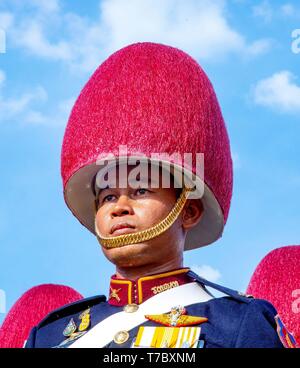 Bangkok, Tailandia. 06 Maggio, 2019. HM Re Maha Vajiralongkorn Bodindradebayavarangkun concede una udienza pubblica su un balcone di Suddhaisavarya Prasad hall del Grand Palace a ricevere i suoi auguri di pronta guarigione da parte del popolo, del 06 maggio 2019 Credit: Albert Nieboer/Paesi Bassi OUT/point de vue OUT |/dpa/Alamy Live News Foto Stock