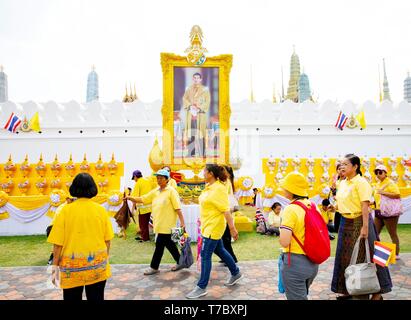 Bangkok, Tailandia. 06 Maggio, 2019. HM Re Maha Vajiralongkorn Bodindradebayavarangkun concede una udienza pubblica su un balcone di Suddhaisavarya Prasad hall del Grand Palace a ricevere i suoi auguri di pronta guarigione da parte del popolo, del 06 maggio 2019 Credit: Albert Nieboer/Paesi Bassi OUT/point de vue OUT |/dpa/Alamy Live News Foto Stock