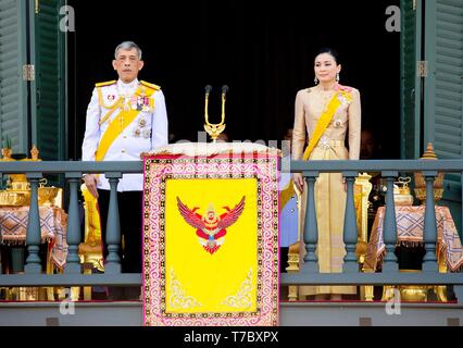 Bangkok, Tailandia. 06 Maggio, 2019. HM Re Maha Vajiralongkorn Bodindradebayavarangkun concede una udienza pubblica su un balcone di Suddhaisavarya Prasad hall del Grand Palace a ricevere i suoi auguri di pronta guarigione da parte del popolo, del 06 maggio 2019 Credit: Albert Nieboer/Paesi Bassi OUT/point de vue OUT |/dpa/Alamy Live News Foto Stock