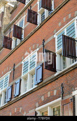 DELFT, Paesi Bassi - 22 Aprile 2019: la facciata esterna dell'edificio ristrutturato Oost-Indisch Huis (costruito nel 1631) situato lungo la Oude Delft Canal Foto Stock