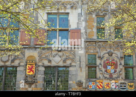 DELFT, Paesi Bassi - 22 Aprile 2019: Gemeenlandshuis van Delfland, un gotico casa privata costruita nel 1505 e situata sulla Oude Delft (numero 167) Foto Stock