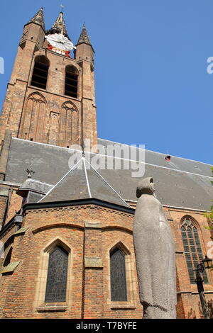DELFT, Paesi Bassi - 22 Aprile 2019: Statua di Geertruyt van Oosten situato nella parte anteriore della Oude Kerk (Chiesa) Foto Stock
