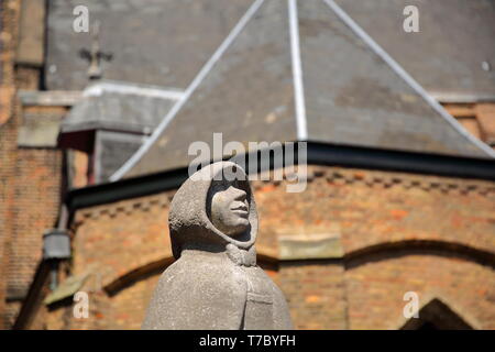DELFT, Paesi Bassi - 22 Aprile 2019: Statua di Geertruyt van Oosten situato nella parte anteriore della Oude Kerk (Chiesa) Foto Stock