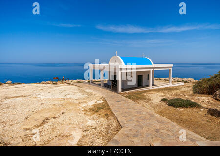 Bella vista estiva di Agioi Anargyroi chiesa a Cape Greco, Cipro isola, mare Mediterraneo. Foto Stock