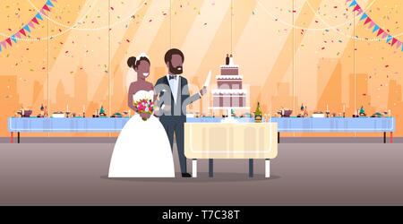 Appena sposato donna uomo taglio di torta dolce romantico americano africano giovane sposa sposo in amore giorno di nozze concetto moderno ristorante interno pieno Illustrazione Vettoriale