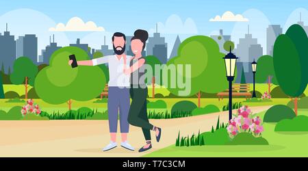 Donna Uomo giovane tenendo selfie foto sulla fotocamera dello smartphone maschio femmina i personaggi dei cartoni animati che abbraccia outdoor city parco urbano cityscape piatto di sfondo Illustrazione Vettoriale