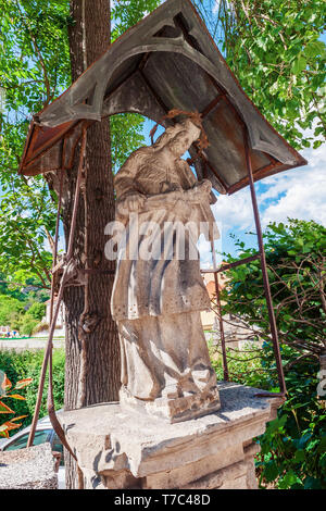 Statua in pietra del sacro cuore di Gesù su una strada cittadina. Cesky Krumlov Repubblica Ceca Foto Stock