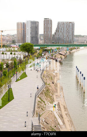 Belgrado, Serbia - Aprile 26, 2019: la gente camminare sul fiume di Sava passeggiata sul lungomare di Belgrado dal di sopra Foto Stock