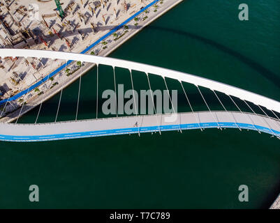 Acqua di Dubai canal tolleranza ponte sul torrente vista aerea Foto Stock