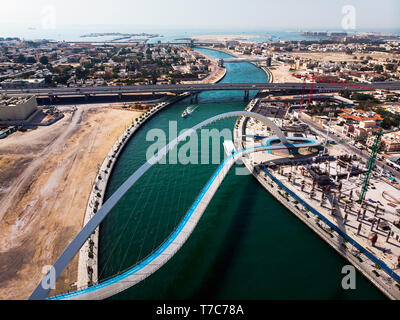 Acqua di Dubai canal tolleranza ponte sul torrente vista aerea Foto Stock