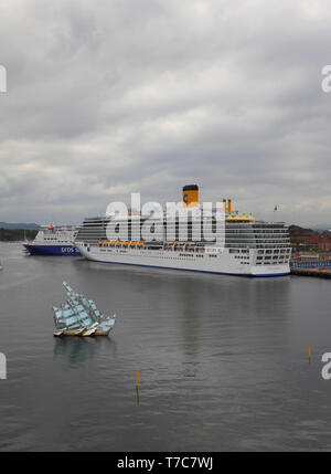 Oslo, Norvegia - 15 Giugno 2012: Crociera sul parcheggio e seaport area di acqua Foto Stock