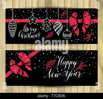 Set di banner. Nuovo Anno di giocattoli disegnati a mano stile su nero con fiocco rosso. Vettore banner di auguri per Natale su sfondo di legno. Illustrazione Vettoriale