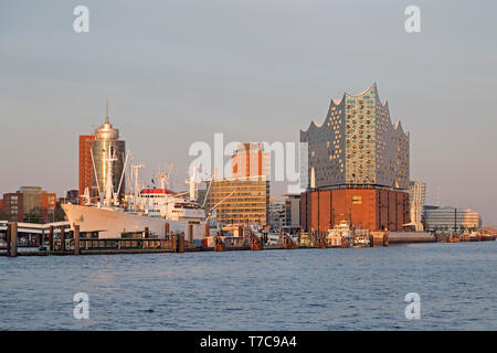 Museo-nave Cap San Diego ed Elbe Philharmonic Hall, Amburgo, Germania Foto Stock