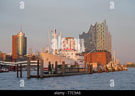 Museo-nave Cap San Diego ed Elbe Philharmonic Hall, Amburgo, Germania Foto Stock