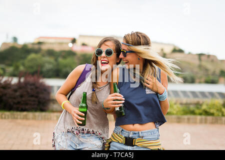 Giovani felici donne avente tempo di divertimento insieme Foto Stock