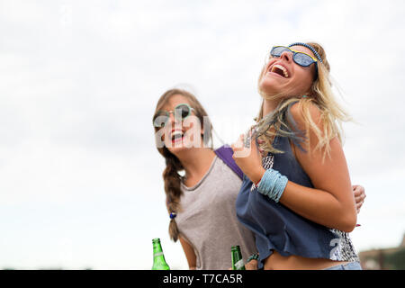 Giovani felici donne avente tempo di divertimento insieme Foto Stock