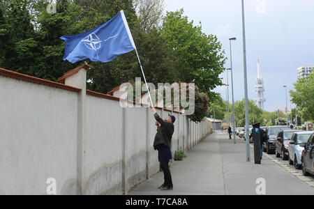 L'uomo detiene bandiera della NATO e di protesta circa 200 membri di notte lupi, Russo moto club nazionalista, cross Praga per rendere omaggio all'Armata Rossa Foto Stock