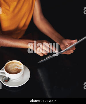 Donna di mano con tavoletta digitale in cafe Foto Stock
