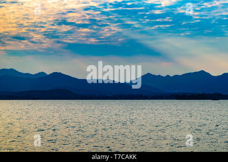 HANGZHOU, Cina, dicembre - 2018 - giornata invernale di scena a turistico West Lake in Hangzhou, Cina Foto Stock