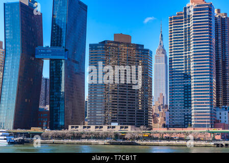 Vista dal lato East River to Empire State Building - Manhatten skyline di New York, Stati Uniti d'America Foto Stock