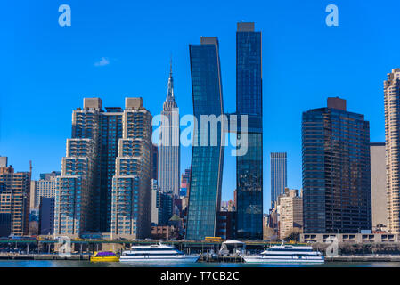 Vista dal lato East River to Empire State Building - Manhatten skyline di New York, Stati Uniti d'America Foto Stock