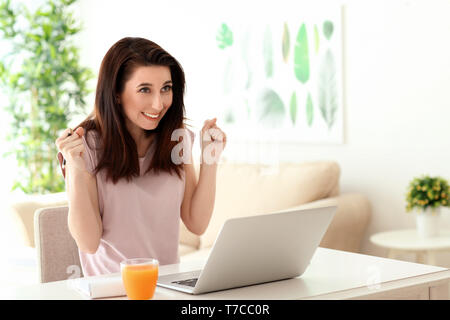 Giovani femmine freelance che lavorano a casa Foto Stock