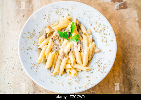Fungo cremosa con penne pasta Foto Stock