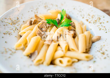 Fungo cremosa con penne pasta Foto Stock