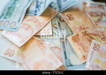 Sfondo di denaro con dollari americani e lire turche, centinaia di dollari e Cinquanta lire turche background. casuali somme, economico e finanziario a cr Foto Stock