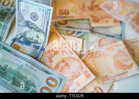 Sfondo di denaro con dollari americani e lire turche, centinaia di dollari e Cinquanta lire turche background. casuali somme, economico e finanziario a cr Foto Stock