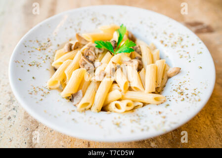 Fungo cremosa con penne pasta Foto Stock