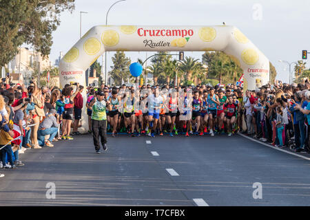 Huelva, Spagna - 4 Maggio 2019: Guide all'inizio dell'Huelva solidali 10K eseguire nel maggio 2019. Il primo 10K gara tenutasi in Huelva Foto Stock