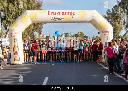 Huelva, Spagna - 4 Maggio 2019: Guide all'inizio dell'Huelva solidali 10K eseguire nel maggio 2019. Il primo 10K gara tenutasi in Huelva Foto Stock