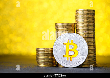 Bitcoin moneta con simbolo bitcoin, monete stack e golden glitter sfondo bokeh di fondo Foto Stock
