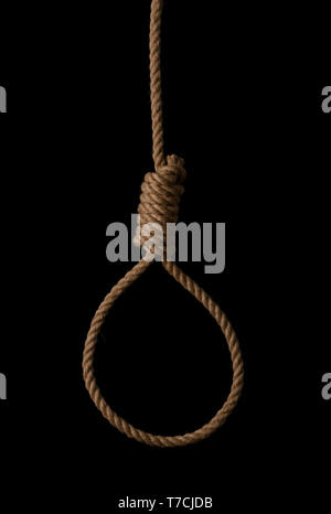 Corda cappio con stretto hangman nodo isolato su sfondo nero Foto Stock