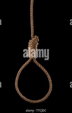 Corda cappio con stretto hangman nodo isolato su sfondo nero Foto Stock