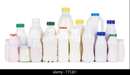 Grandi serie di prodotti lattiero-caseari in vuoto produzione retail il confezionamento di bottiglie isolato su sfondo bianco. Latte, diversi lo yogurt, il kefir, panna acida. Foto Stock