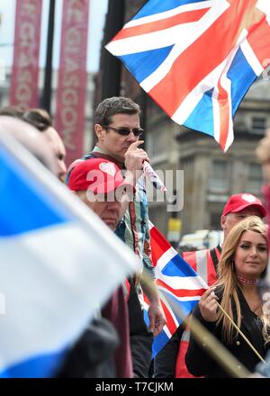 Tommy Robinson parlando al AUOB indipendenza scozzese marzo a George Square, Glasgow, Scotland, Regno Unito il 4 maggio 2019 Foto Stock