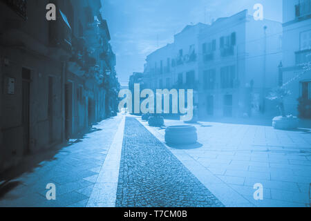 Strada con case colorate a Cagliari. Immagine colorata di Sardegna Foto Stock