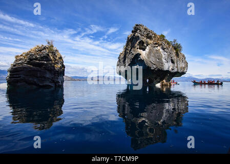 Imbarcazione turistica ad esplorare il surreale Grotte di marmo (Capilla de Marmol), Rio tranquilo, Aysen, Patagonia, Cile Foto Stock