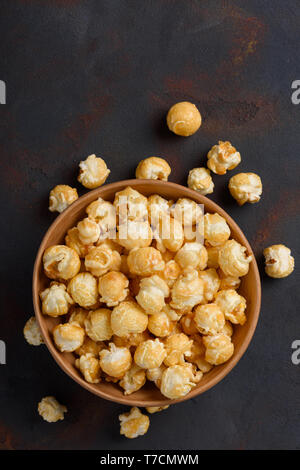 Caramello popcorn nel recipiente Foto Stock