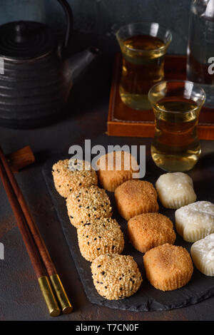 Mochi assortimento su piastra di ardesia di riso giapponese dessert Foto Stock