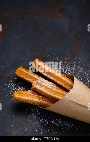 Churros in sacchetto di carta Foto Stock