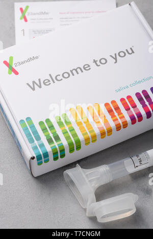 Kiev, Ucraina - 17 Ottobre 2018: 23andMe genoma saliva raccolta kit con tubo scatola e istruzioni. Editoriale illustrativa. Foto Stock