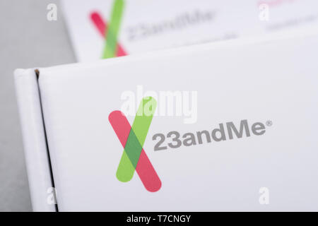 Kiev, Ucraina - 17 Ottobre 2018: 23logo andMe closeup su personal test genetico saliva kit di raccolta. Editoriale illustrativa. Foto Stock