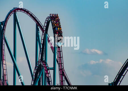 Orlando, Florida. Aprile 20, 2019. Persone e gode di fantastiche Mako rollercoaster al Seaworld in International Drive area (1) Foto Stock