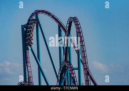 Orlando, Florida. Aprile 20, 2019. Persone e gode di fantastiche Mako rollercoaster al Seaworld in International Drive area (3) Foto Stock