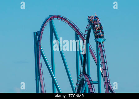 Orlando, Florida. Aprile 20, 2019. Persone e gode di fantastiche Mako rollercoaster al Seaworld in International Drive area (5) Foto Stock